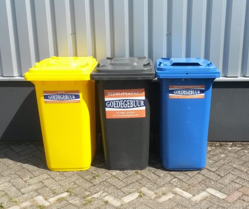 Een gele, grijze en blauwe Goedegebuur-rolcontainer voor glas, bedrijfsafval en archiefvernietiging